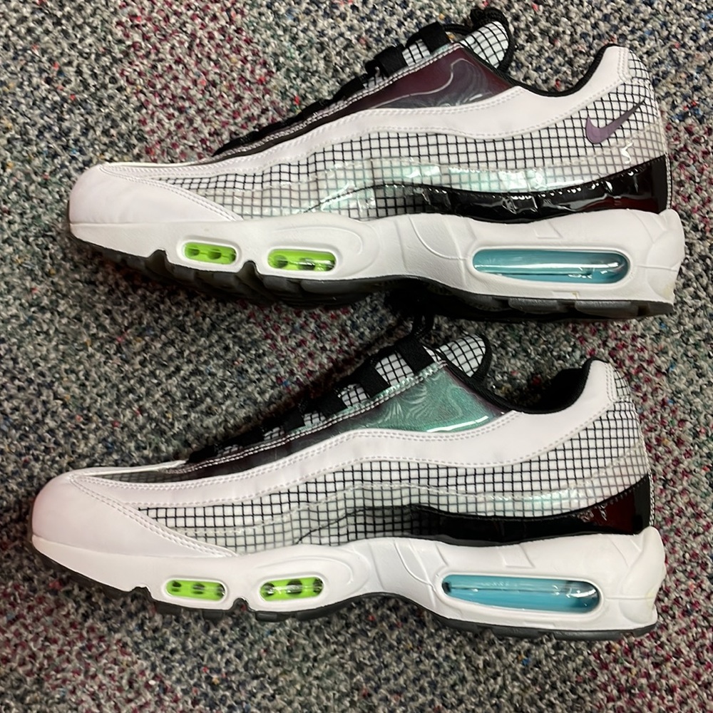 Nike - Picture 3 of 7